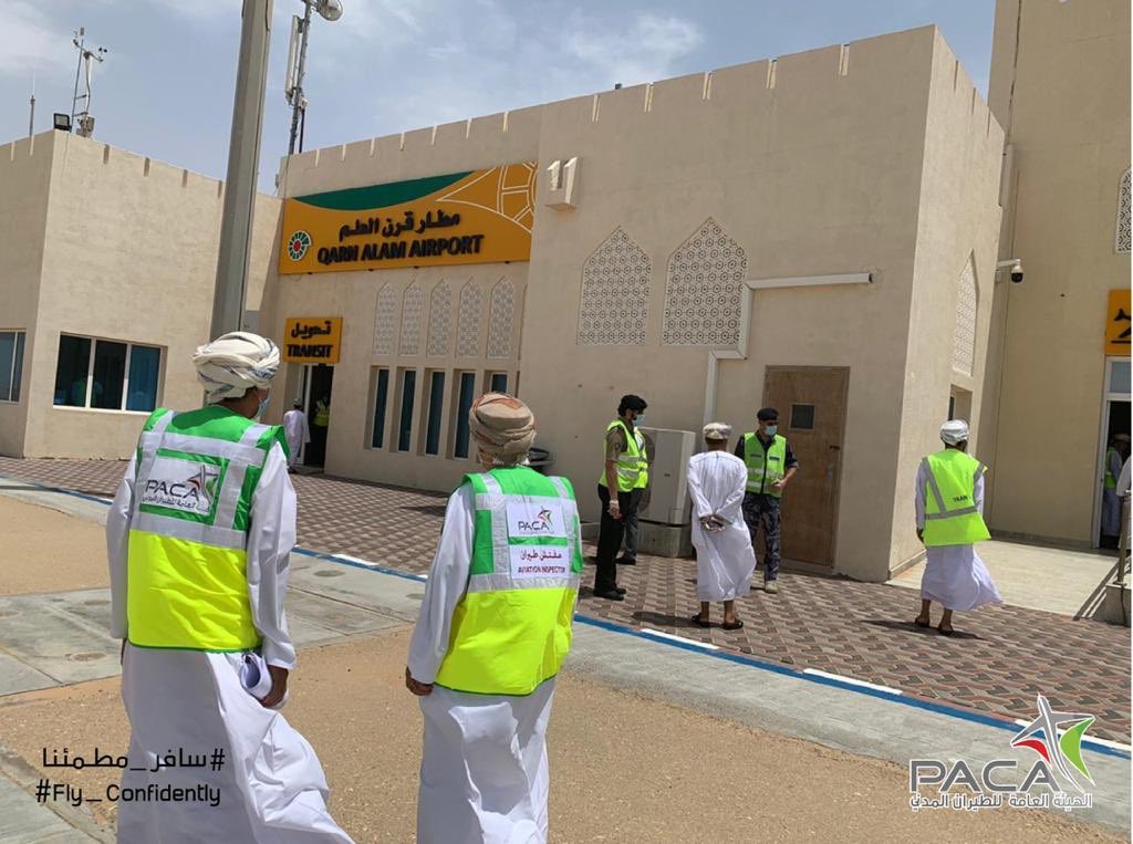 بالصور: رحلة جوية من مطار مسقط إلى مرمول وقرن علم