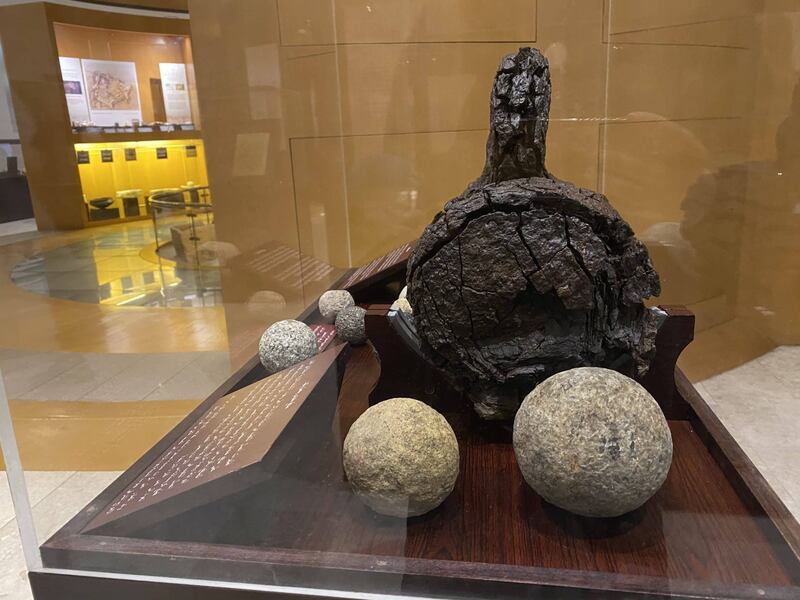 بالصور: مدفع في ظفار يُحمل باليد