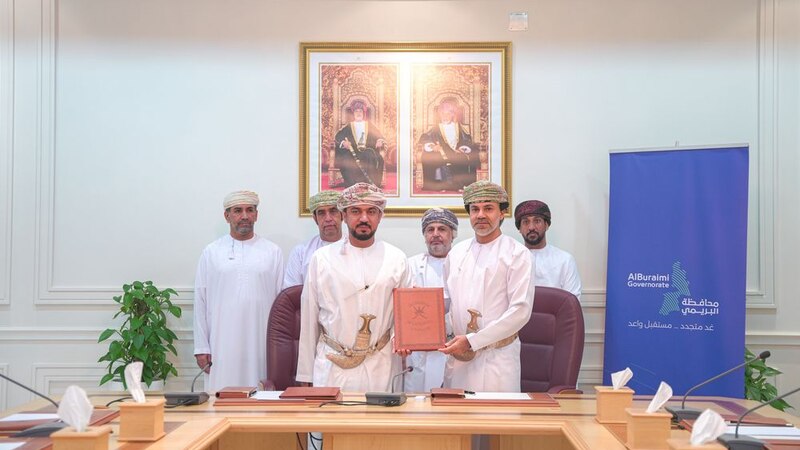 التوقيع على عقود استثمارية بالبريمي