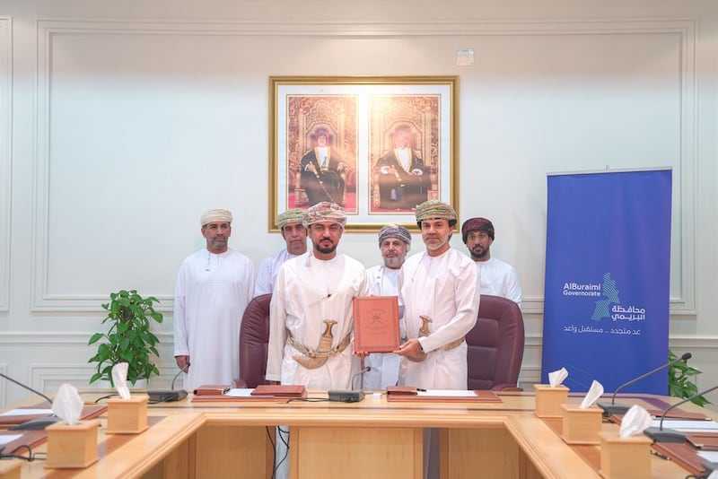 التوقيع على عقود استثمارية بالبريمي