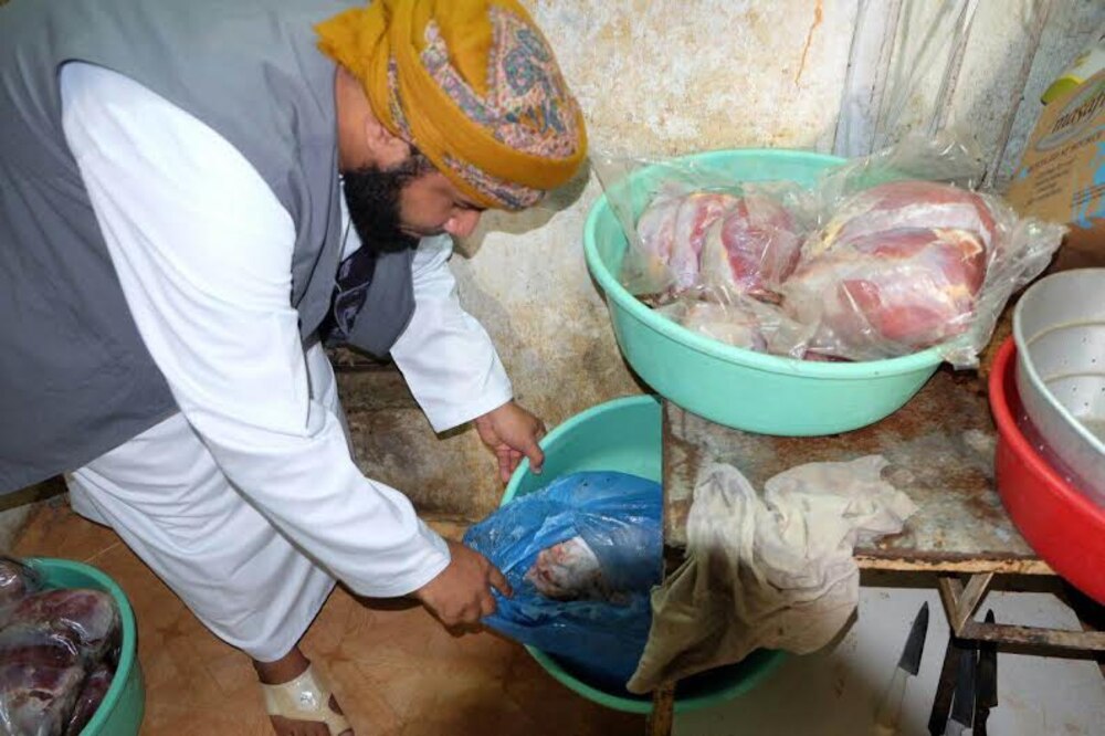 بالصور… ضبط لحوم مشاكيك فاسدة في مطرح
