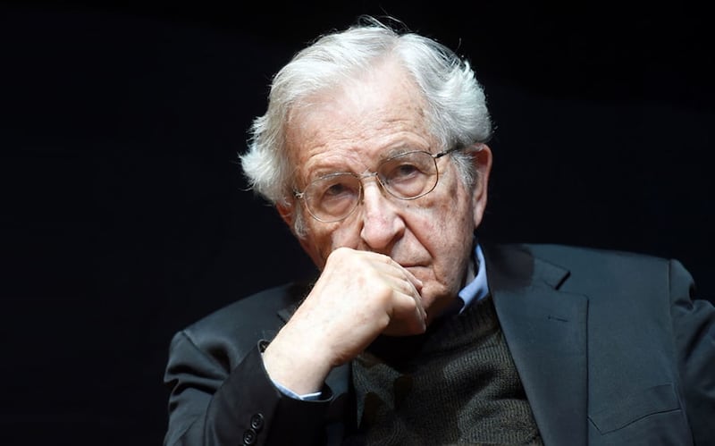 يُعد من أبرز مثقفي العالم: وفاة المفكّر وعالم اللسانيات نعوم تشومسكي