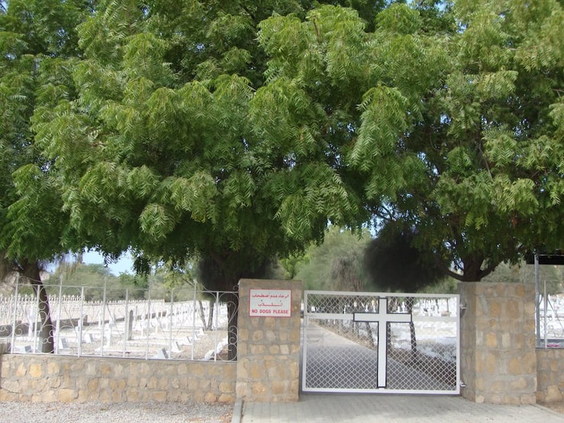 بالوثائق والصور: مقابر مسيحية في عُمان