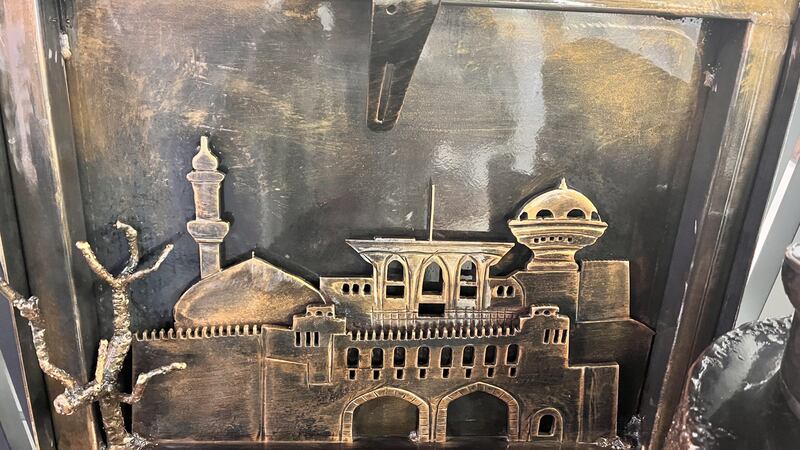 بالصور: “أعز الرجال وأنقاهم” منحوتة فنية فريدة من نوعها