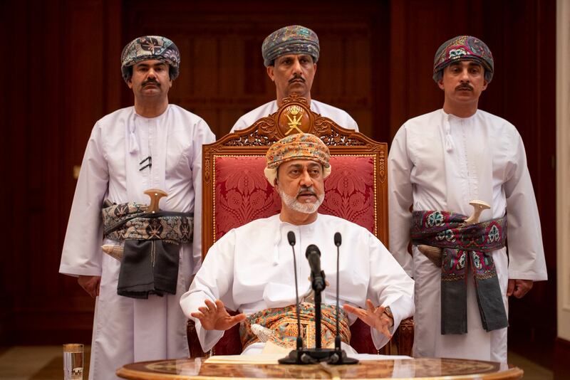 بالصور: جلالة السلطان يلتقي بشيوخ شمال الشرقية