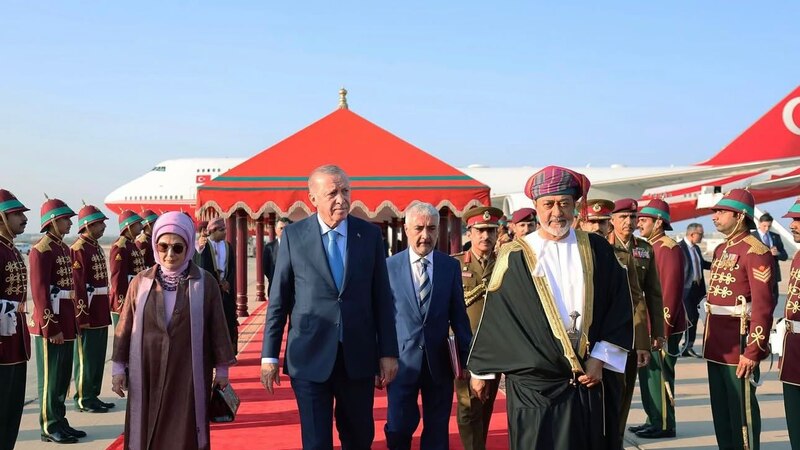 جلالة السلطان والسيدة الجليلة في مقدمة مستقبلي الرئيس التركي وحرمه