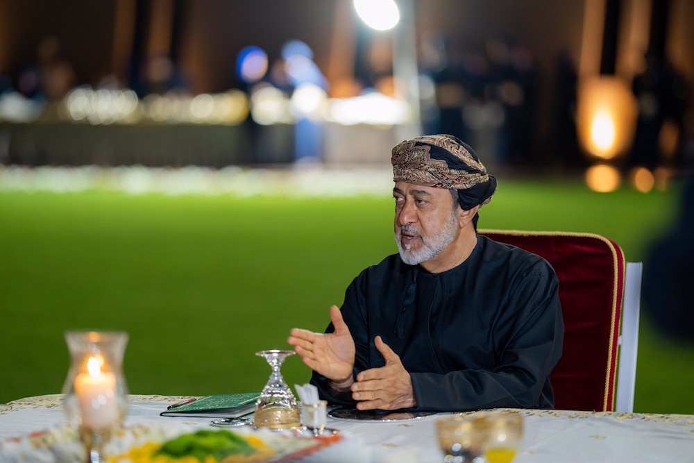 بالصور: جلالة السلطان يقيم حفل عشاء