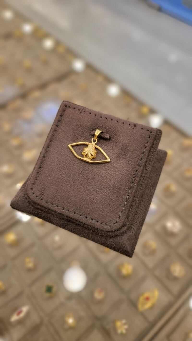 شاب عُماني يحوّل شغفه في صياغة الذهب إلى مهنة وتجارة، فما حكايته؟