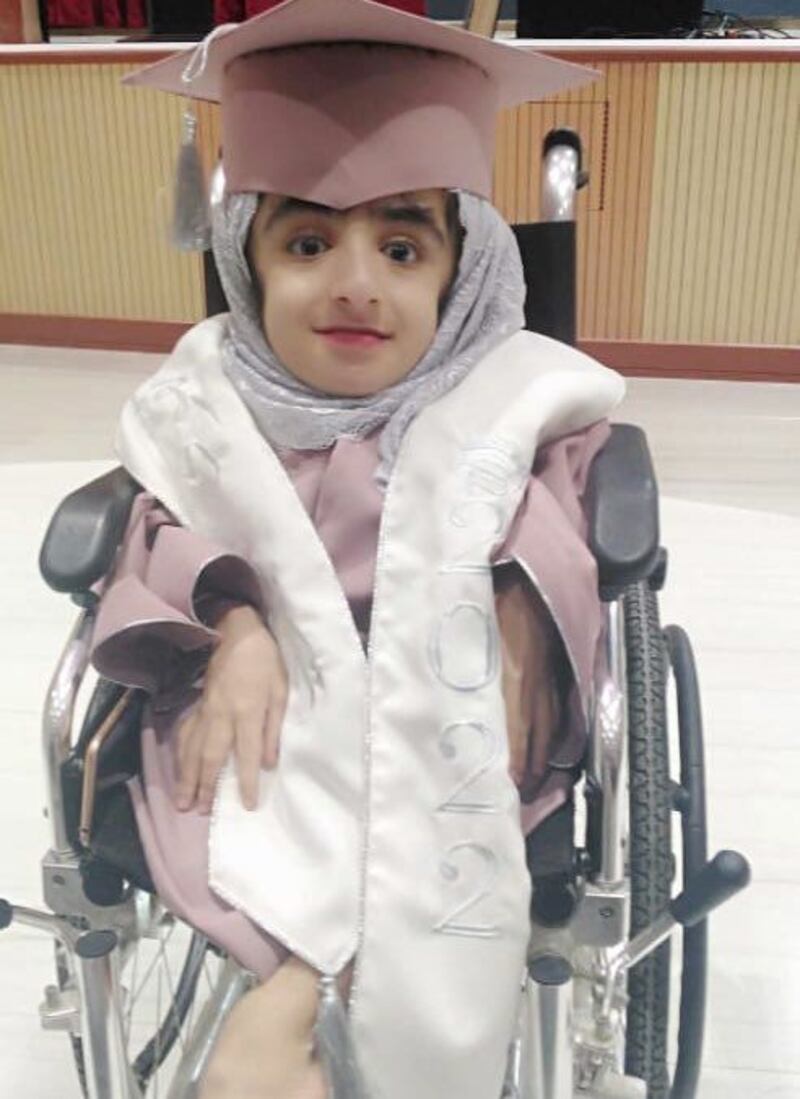 تقوى العبرية تُكافح وتكمل دراستها الجامعية وهي على مقعد متحرك