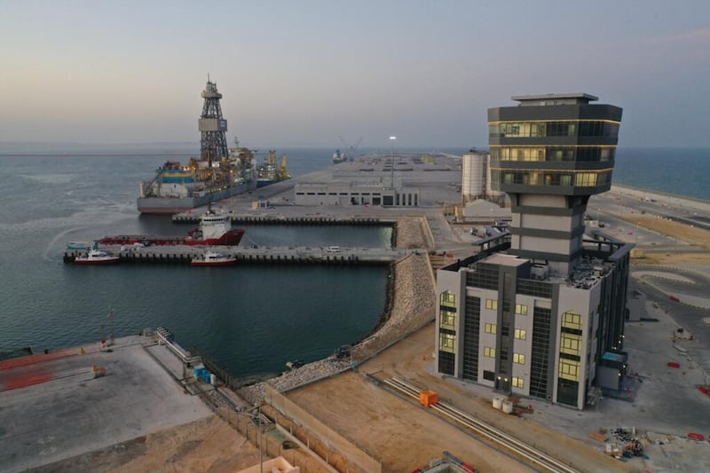 بعد إضاءته مؤخرًا: ماذا تعرف عن مكونات برج ميناء الدقم؟