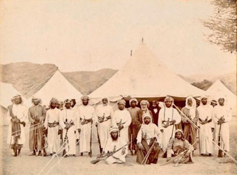 السلطان فيصل وسط حاشيته في إحدى رحلاته