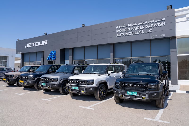 جيتور عمان توسع حضورها بافتتاح فرع جديد في صحار وتكشف عن سيارتها الهجينة القابلة للشحن ”جيتور T2“ 