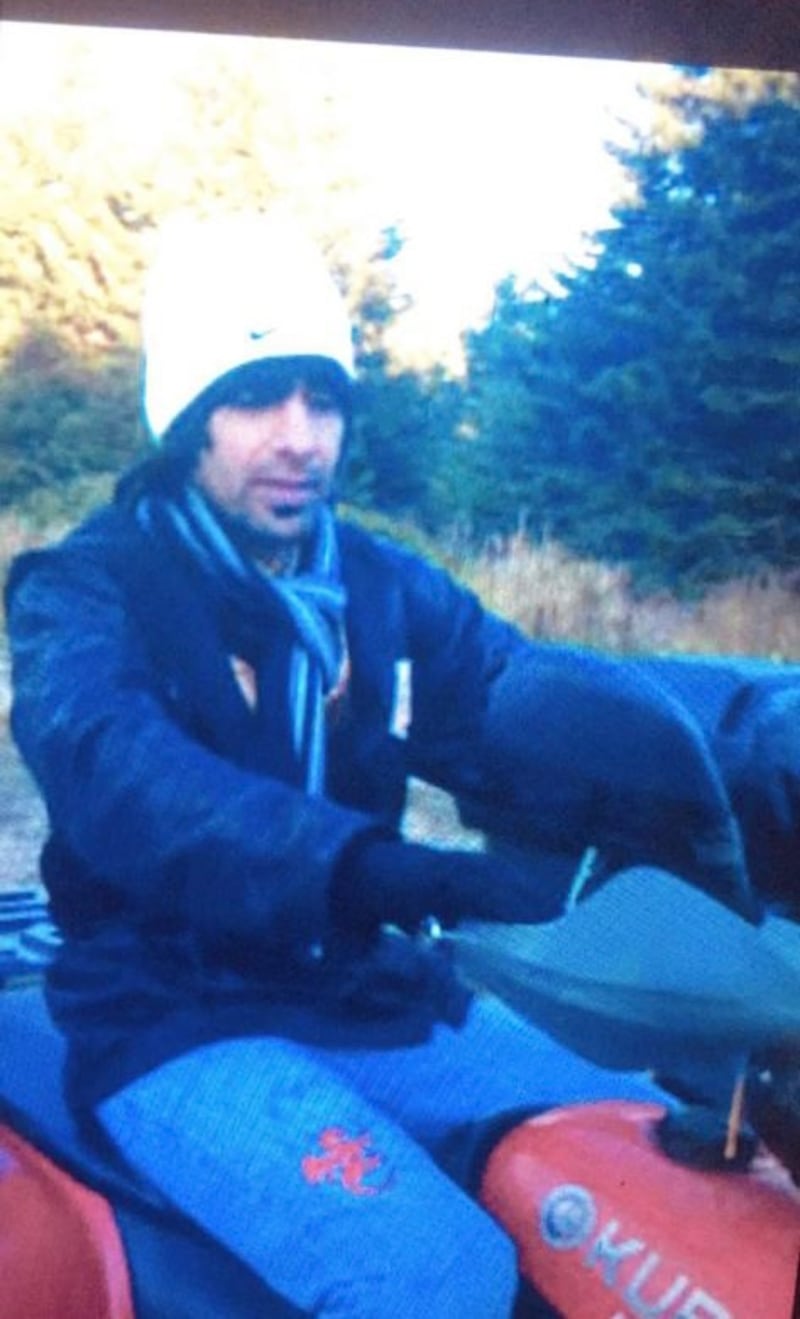 كان مطلوبًا من الإنتربول: قصة الشاب العماني “موتو” من القضبان الحديدية إلى الحرية والأمان