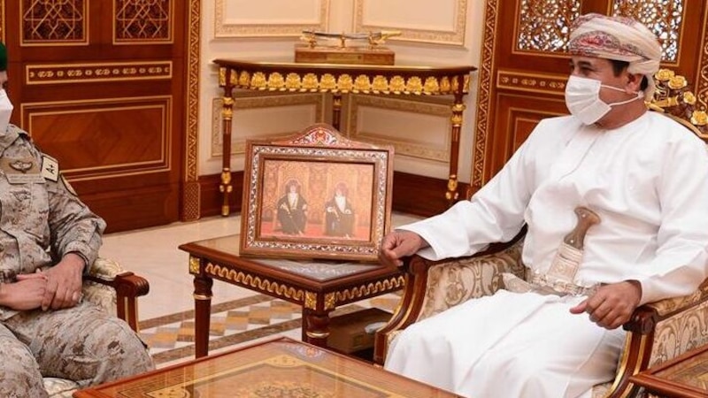 وزير المكتب السلطاني يستقبل قائد القيادة العسكرية الموحدة لدول مجلس التعاون