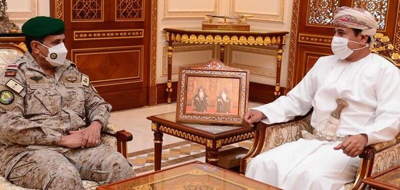 وزير المكتب السلطاني يستقبل قائد القيادة العسكرية الموحدة لدول مجلس التعاون