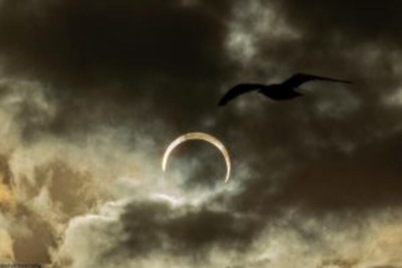 بالصور والفيديو: 300 شخص من 17 دولة يعيشون رصد الكسوف الحلقي بالسلطنة