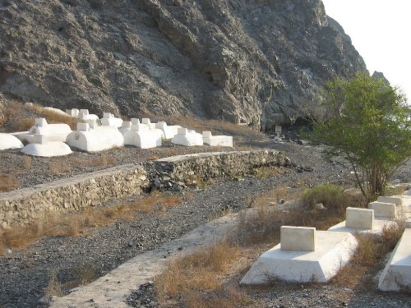 بالوثائق والصور: مقابر مسيحية في عُمان