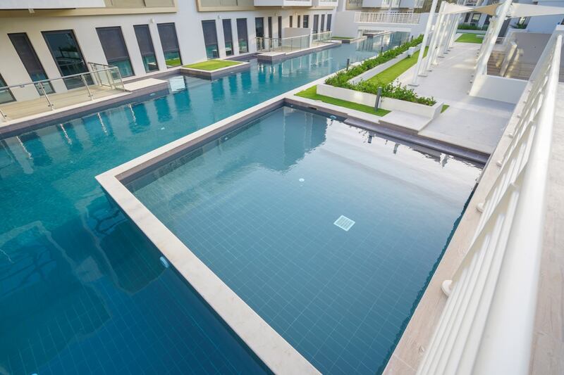 في السيب: بالصور، تسليم 21 فيلا يحيط بها أكبر حوض مائي في مجمع سكني بالسلطنة