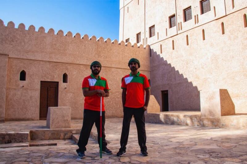 تزامنًا مع كأس العالم: شابان عُمانيان يطوفان دول الخليج مشيًا على الأقدام