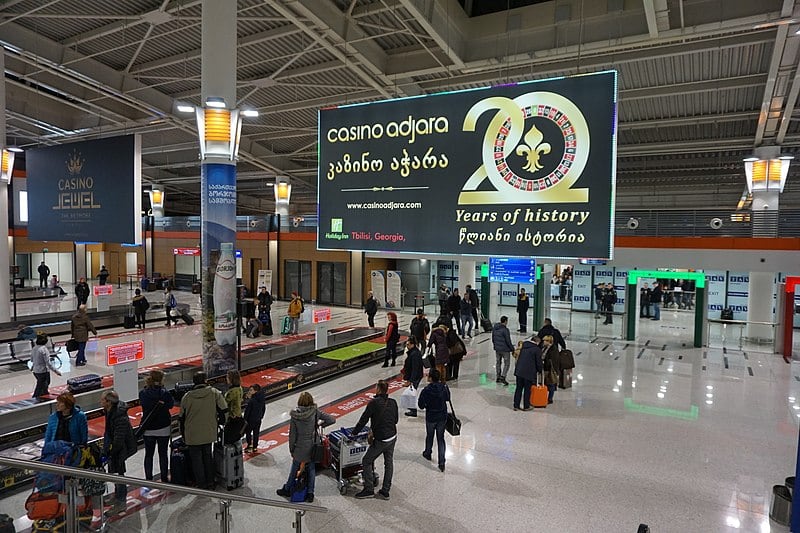 إرجاع العمانيين من جورجيا يعود.. وسفيرنا يُعلّق على الحادثة