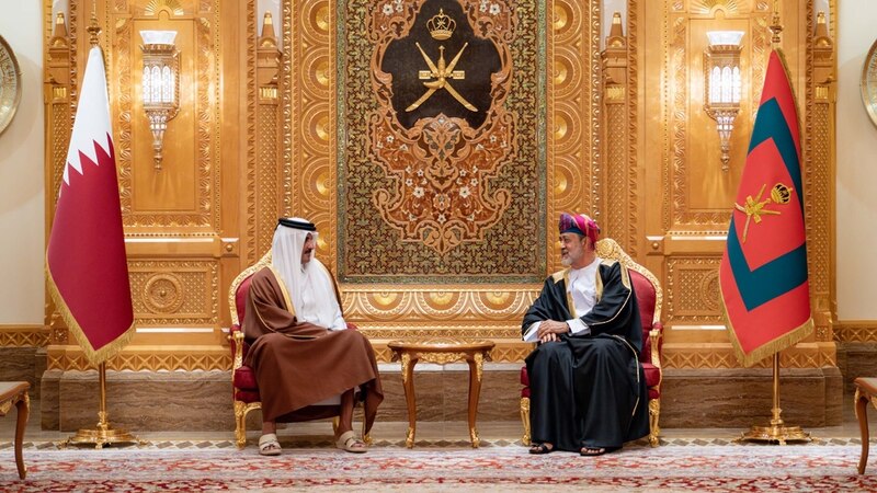 جلالةُ السُّلطان المُعظّم وأخوه سُموّ الشّيخ أميرُ دولة قطر يعقدان جلسةَ مباحثاتٍ رسميّةً