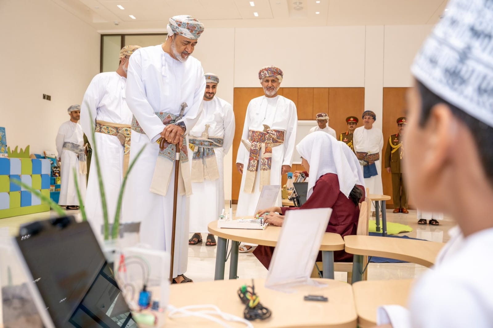 طلبة يعرضون مشاريعهم أمام المقام السامي، فماذا قالوا عن هذه اللحظة؟