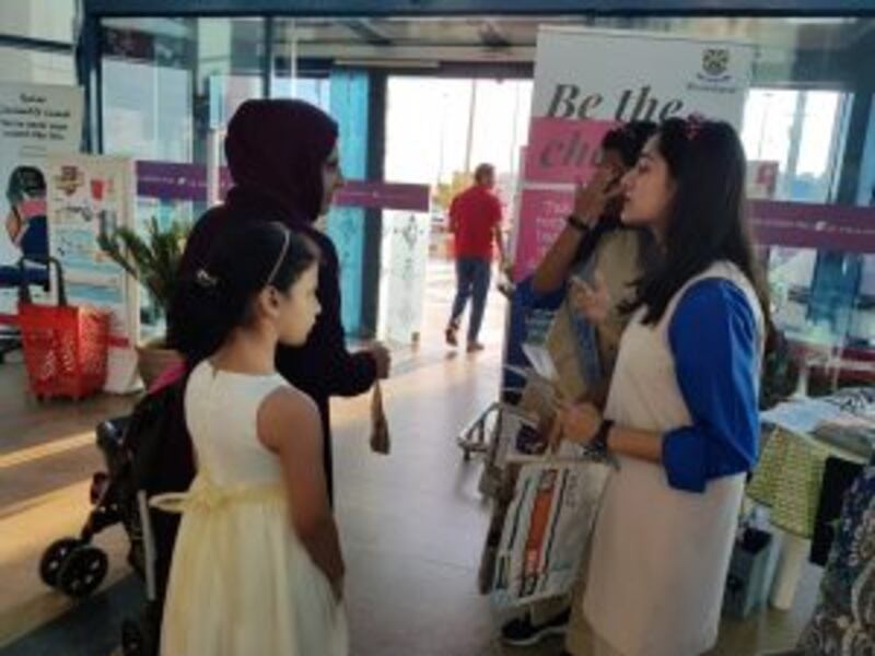 طلبة ” بيكن هاوس الخاصة” يُثقّفون أفراد المجتمع حول الأكياس الصديقة للبيئة