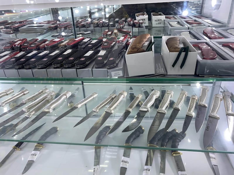 قصة نجاح شاب عُماني: من ربح سيارة إلى امتلاك سلسلة محلات لبيع السكاكين