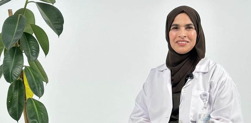كفاح امرأة عُمانية: المضمّدة التي طوّرت نفسها لتحصل على البورد الأمريكي في التعقيم