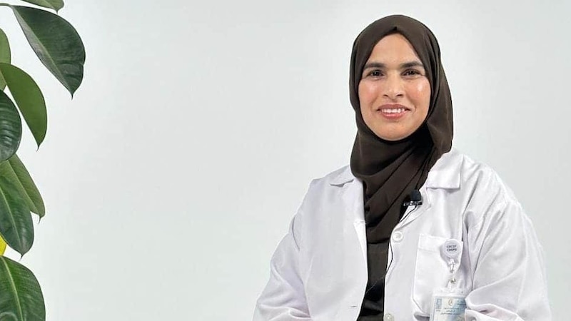 كفاح امرأة عُمانية: المضمّدة التي طوّرت نفسها لتحصل على البورد الأمريكي في التعقيم