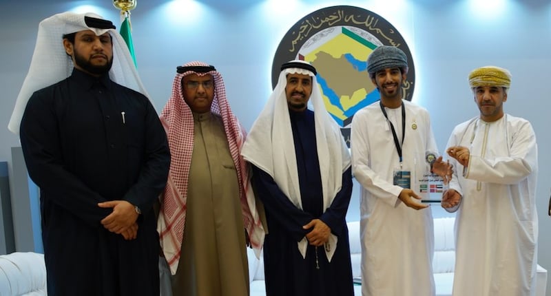 حلّ ثانيًا في معرض دولي: طالب عماني يخترع قفازًا ذكيًا ويوضح آلية عمله