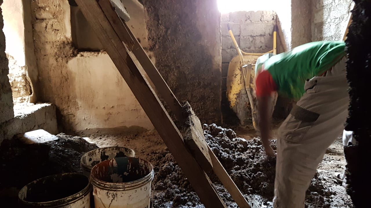 بالصور: عُمانية تُحوّل منزل أسرتها القديم إلى مَعلَمٍ زوّارُه من داخل السلطنة وخارجها