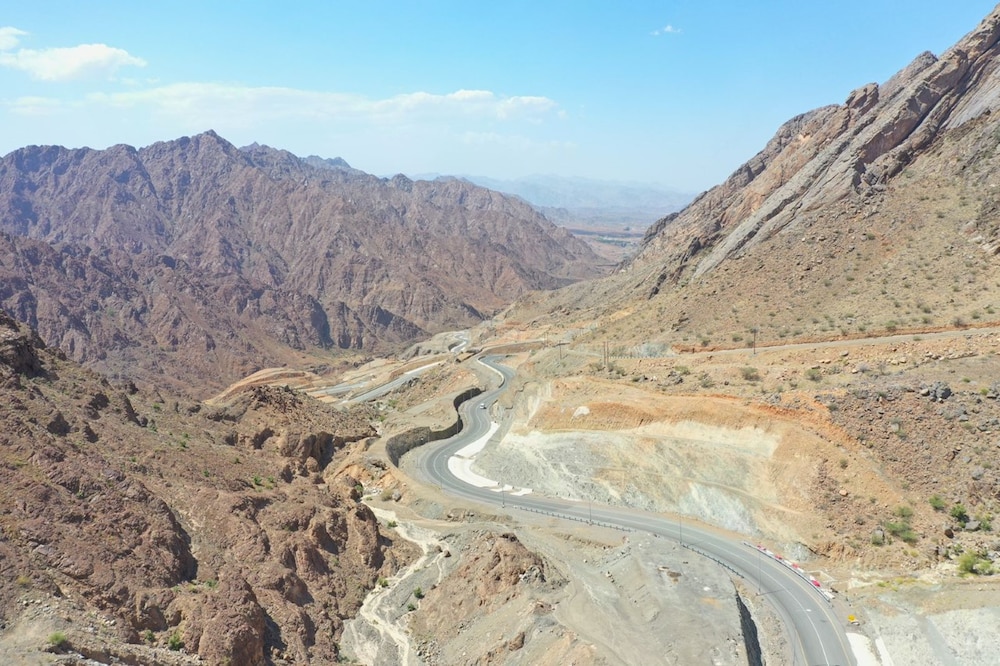 بعد توقفه: توضيح حول بدء العمل في طريق (الخد ـ شام) الجبلي