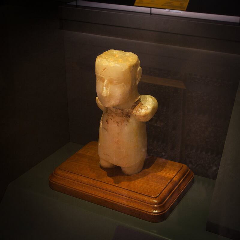 من مقتنيات السلطان قابوس: تمثال ومُجسّم يُعرضان في المتحف الوطني