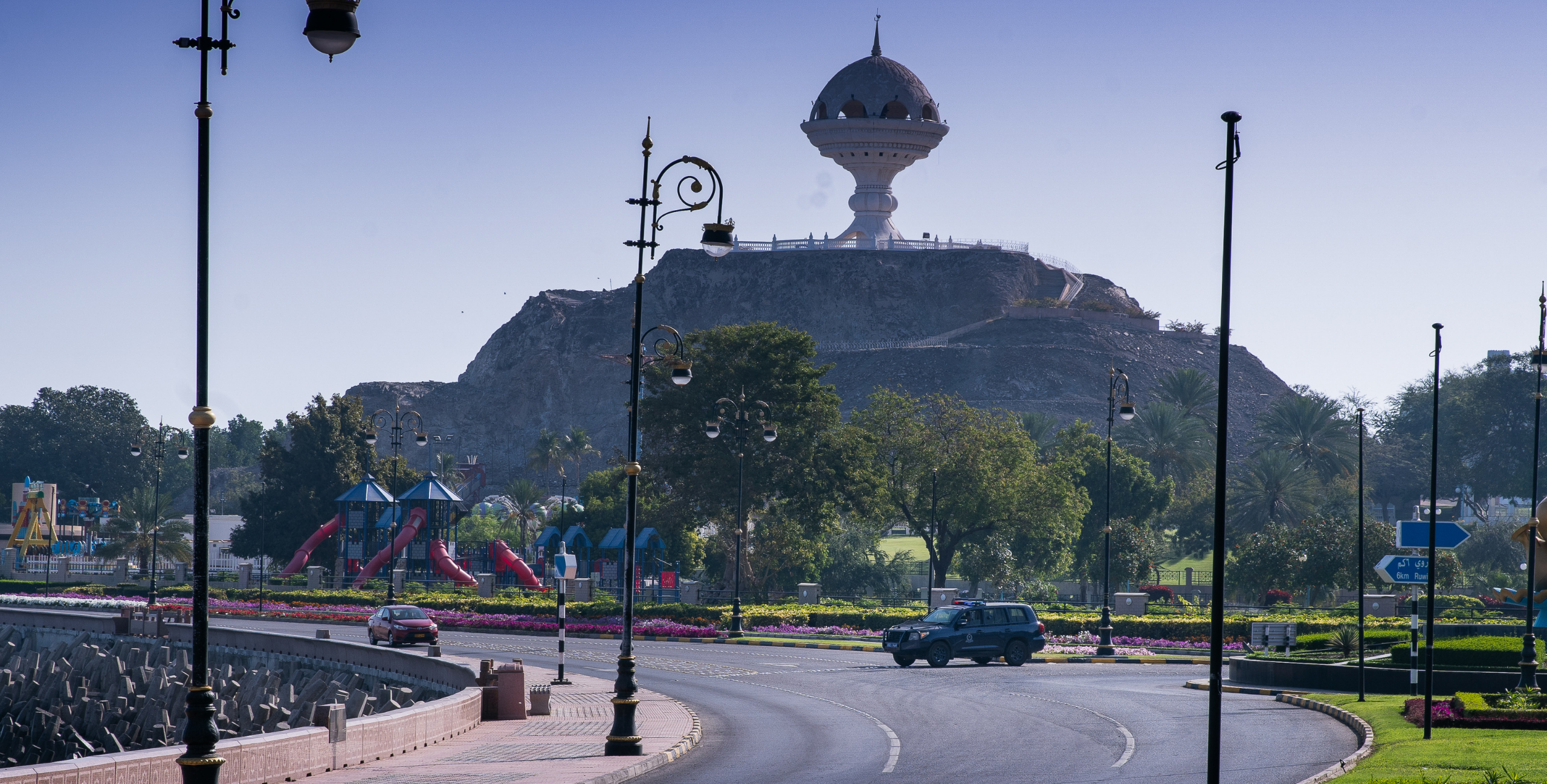 بإعلان من الشرطة: منع وقوف المركبات على جانبي شارع السلطان قابوس