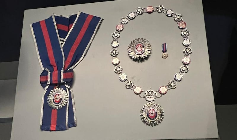 تعرف على بدلة السلطان قابوس التي تُعدّ أرفع أنواع البدلات العسكرية