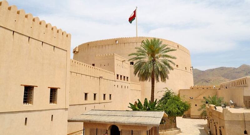 غدا: منع وقوف المركبات على جانبي طريق منح – قلعة نزوى