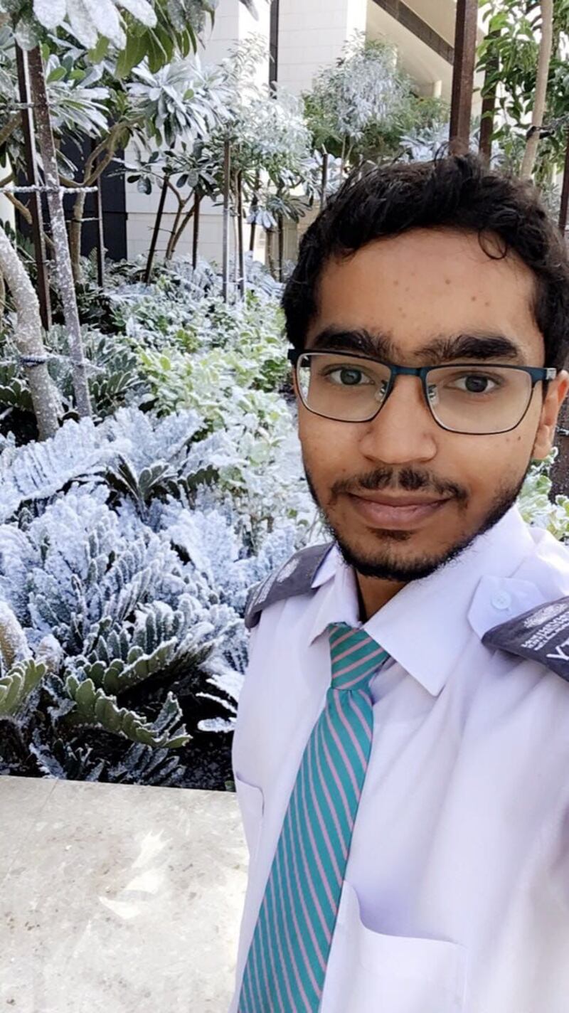 فقد بصره بعد أن تخرّج مهندسًا بـ “امتياز”: قصة الشاب العُماني وهب؛ إيمان بعد يأس