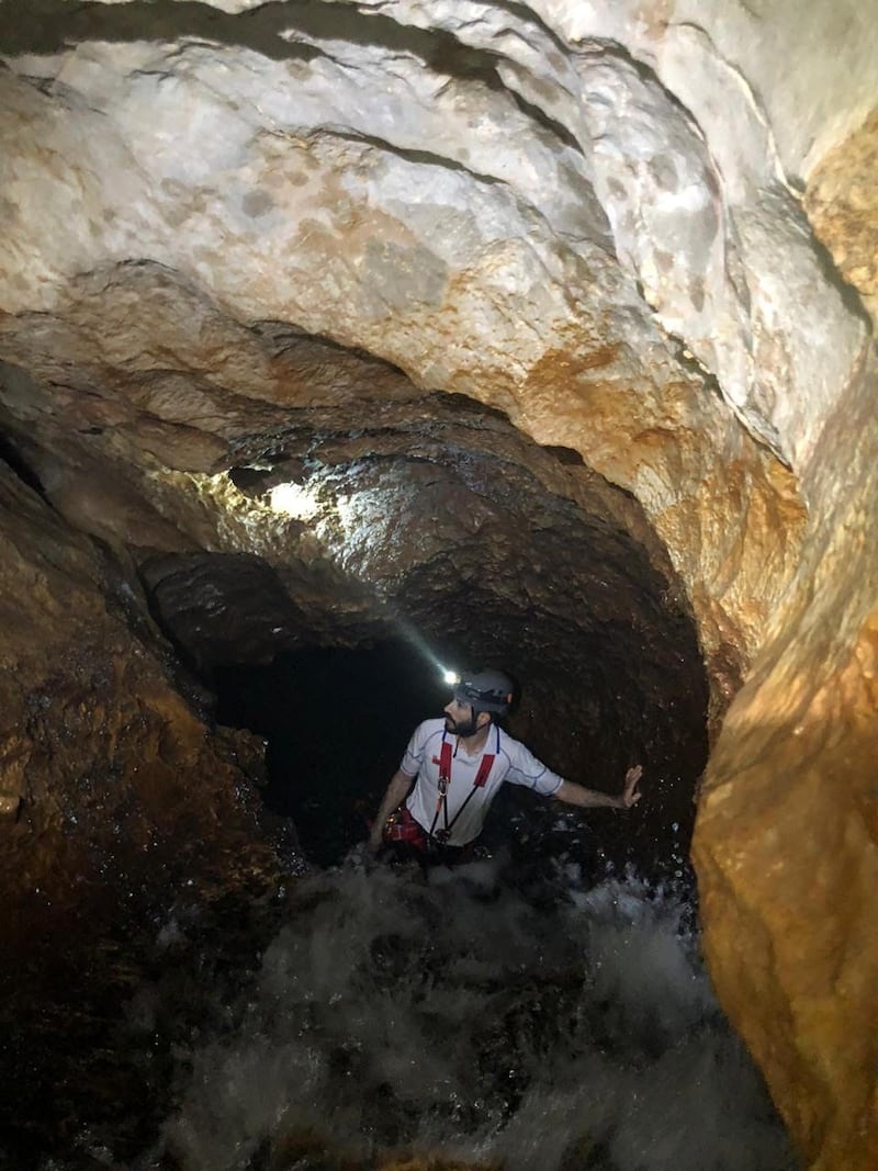 بالصور: فريق عماني يوثِّق كهفًا في جبل الكور