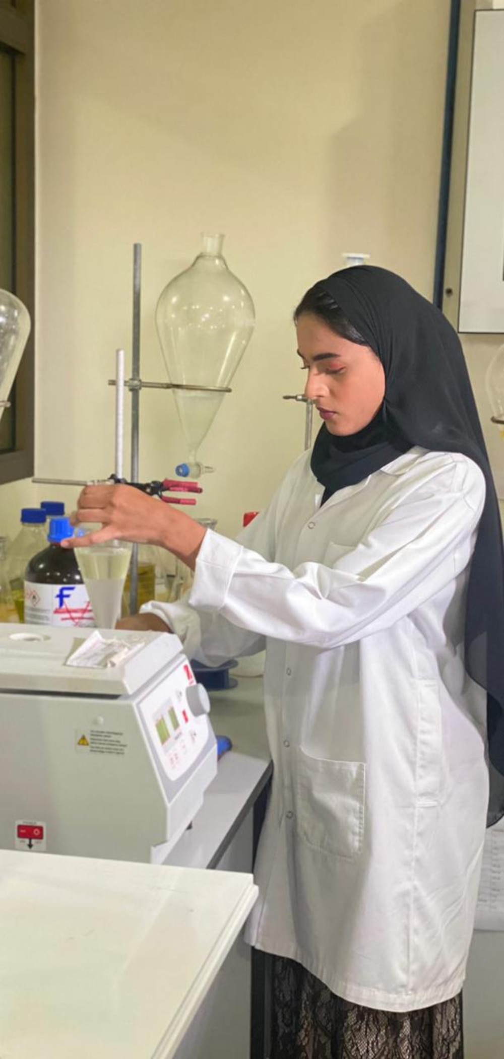 باحثة عمانية تُنتِج وقودًا حيويًا من مخلفات حيوانية