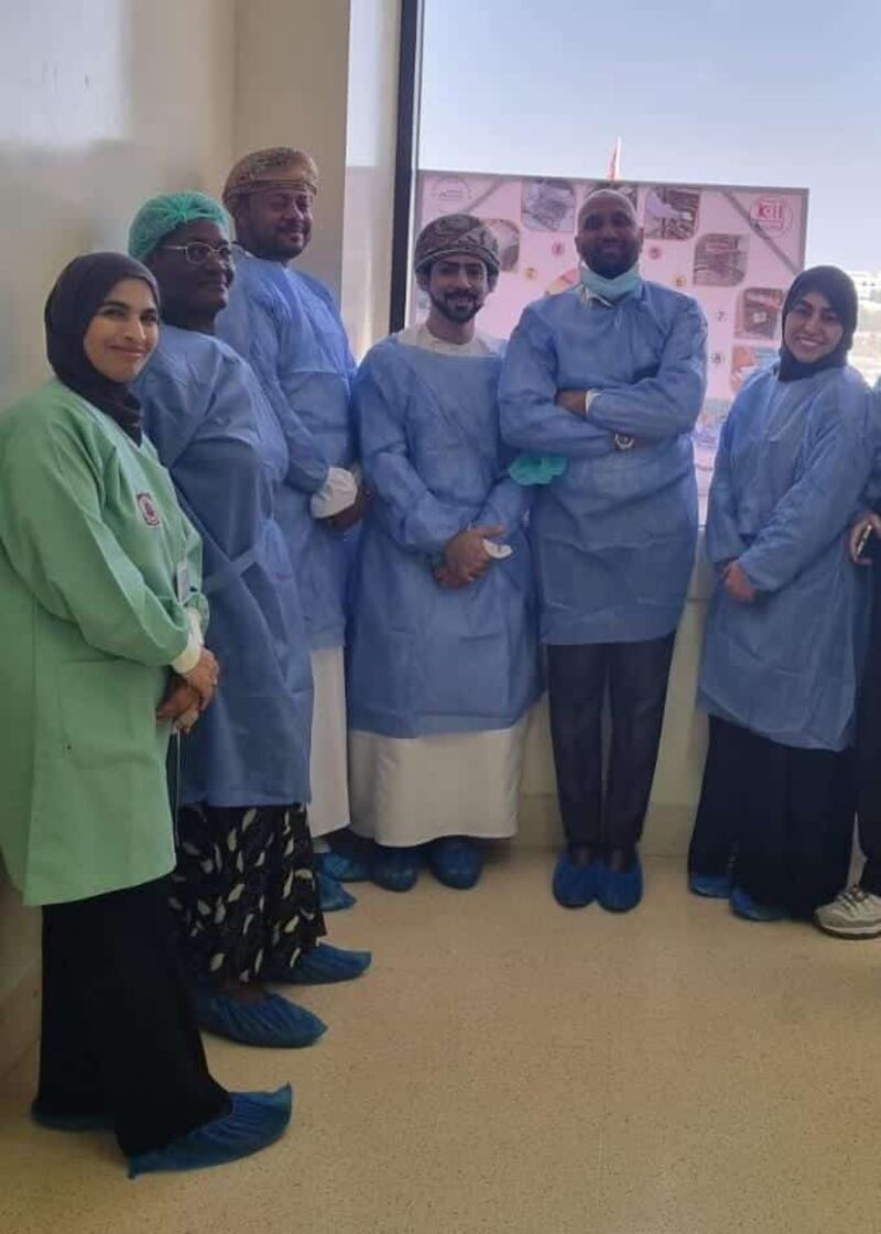 كفاح امرأة عُمانية: المضمّدة التي طوّرت نفسها لتحصل على البورد الأمريكي في التعقيم