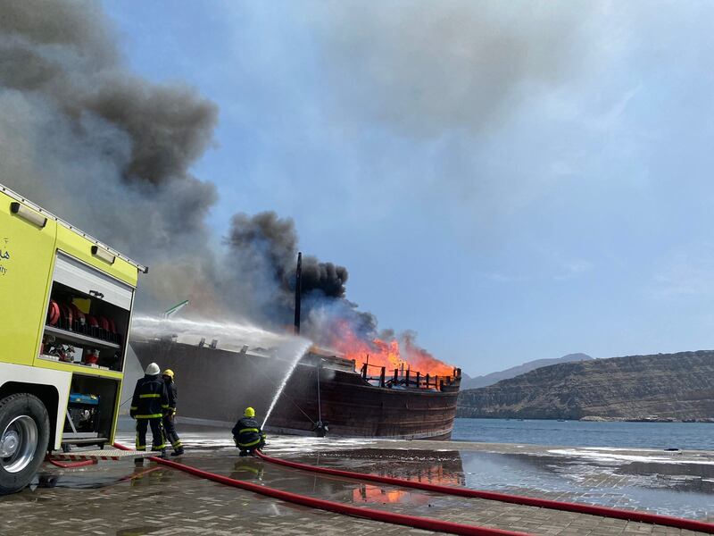 بالصور: السيطرة على حريق في سفينة خشبية