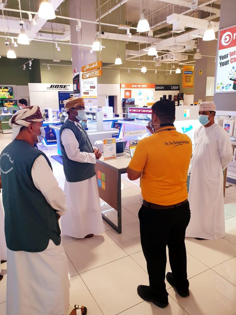 في زيارة مفاجئة للحكماني: المستهلك تقف على أسعار الحواسيب وتوضح البدائل