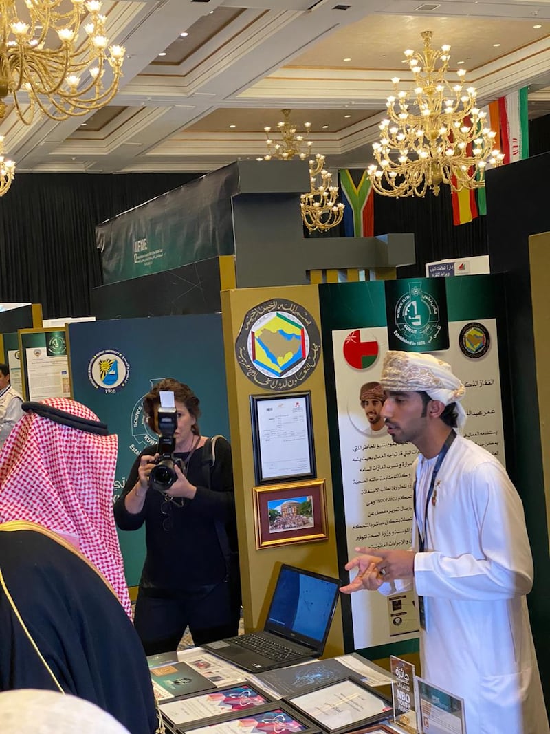 حلّ ثانيًا في معرض دولي: طالب عماني يخترع قفازًا ذكيًا ويوضح آلية عمله