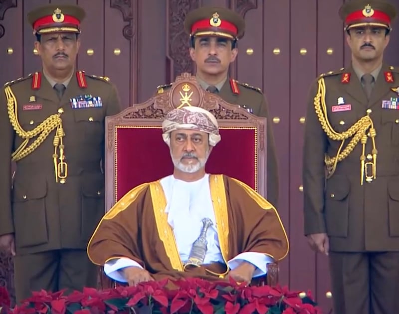 جلالة السلطان ينعم بميداليتي الخدمة الممتازة والثناء السُّلطاني على ضباط