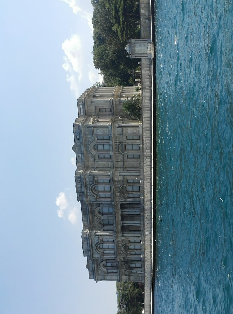 ما المدينة ذات الـ 3500 مسجد و84 متحفا و 10 قصور؟