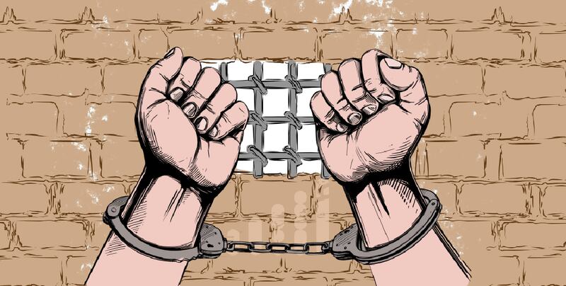 بينهم تاجر مخدرات وامرأة: الشرطة تقبض على متهمين بعدة قضايا