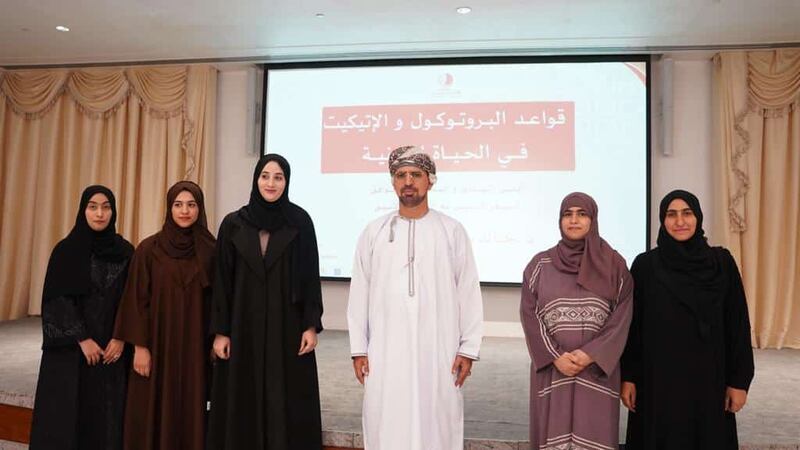 بمشاركة من “أثير”: دورة تكشف أسرار الإتيكيت والبروتوكول في الحياة المهنية