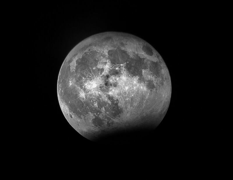 ‏بالصور: أمسية فلكية لرصد خسوف القمر وكوكبي زحل والمشتري في مدرسة الإبداع للفروسية