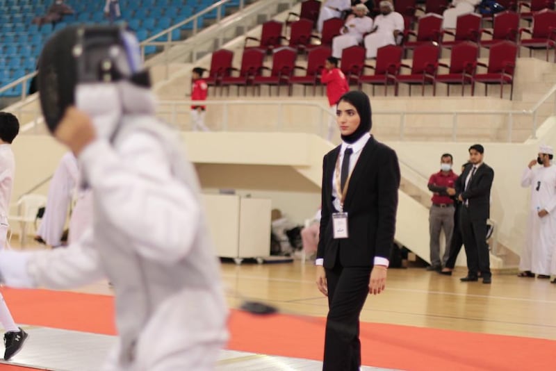 فتاة على مقاعد الدراسة تصبح أول حكمة عمانية في المبارزة